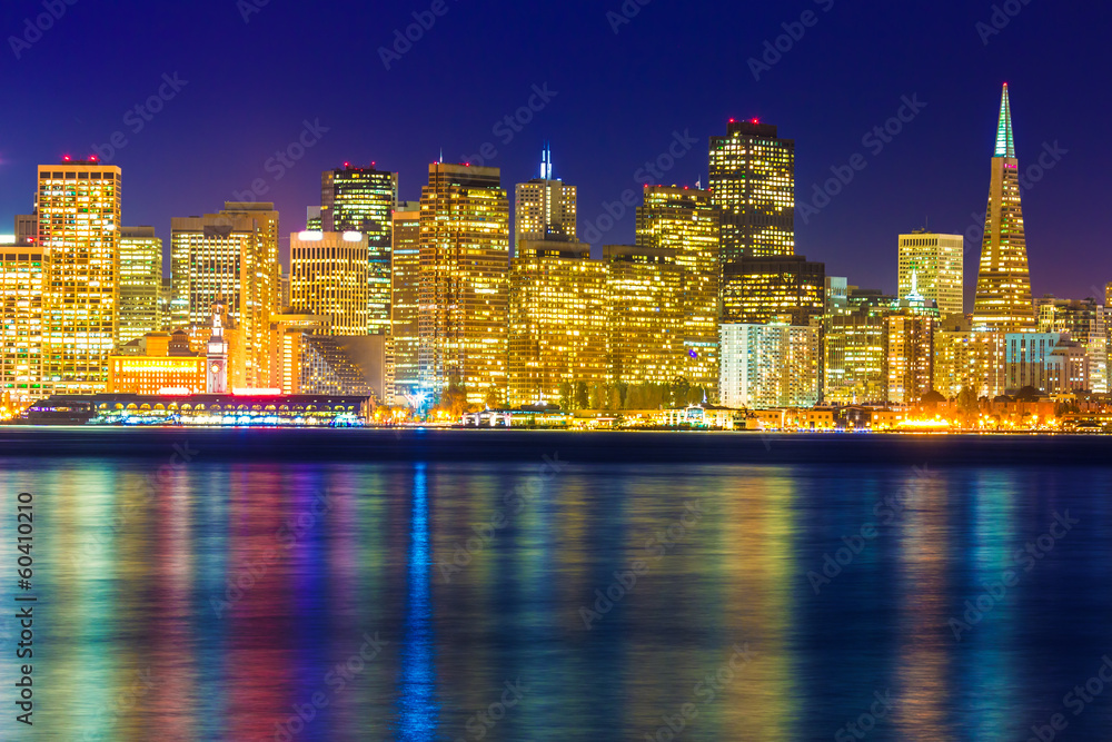 Fototapeta premium San Francisco sunset skyline California bay water reflection