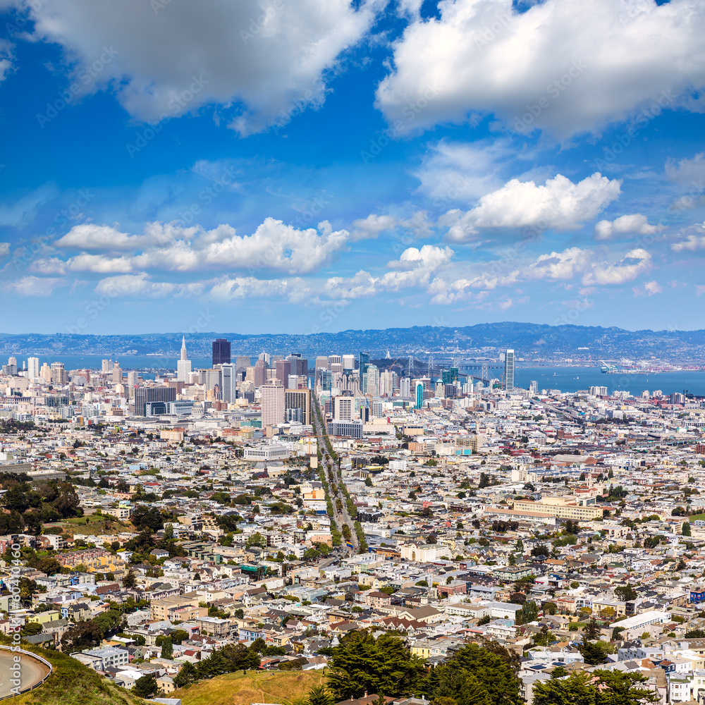 Fototapeta premium San Francisco skyline from Twin Peaks in California