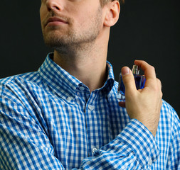 Fototapete Schönheitssalon Stilbewusster Mann mit Aftershave  © Africa Studio