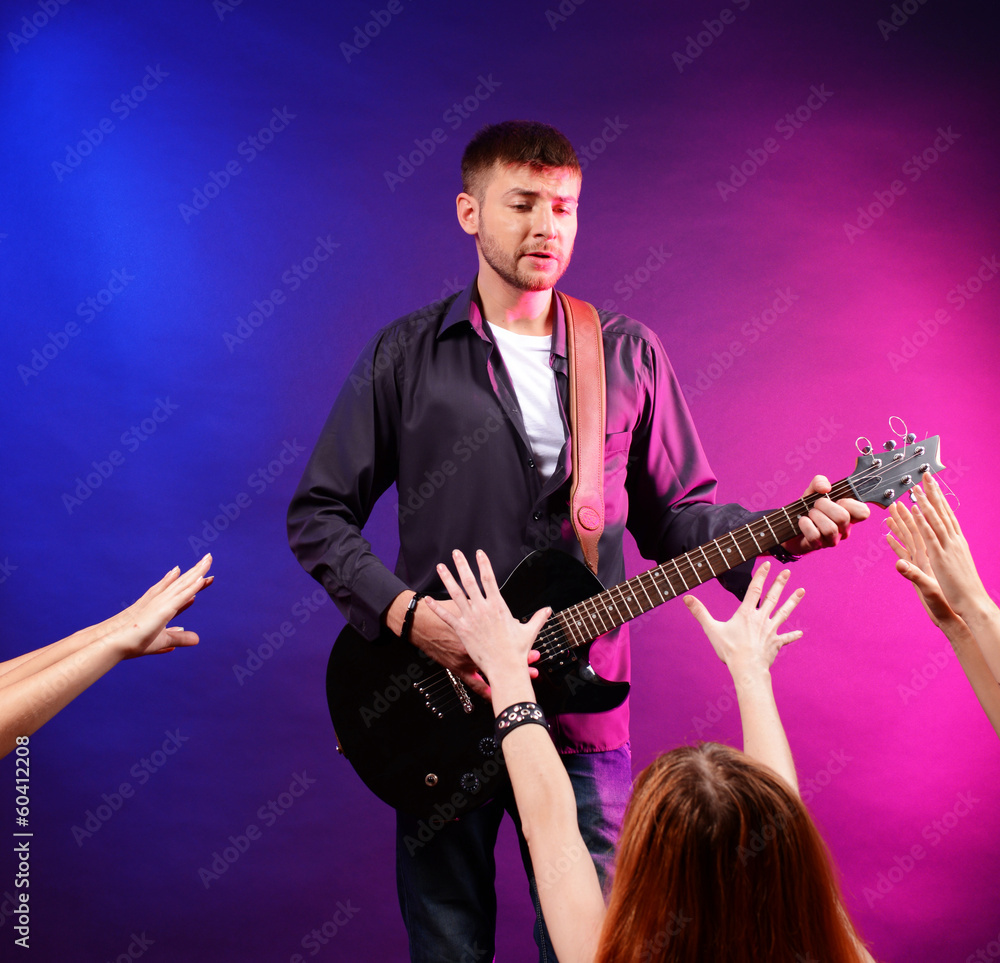 Obraz premium Guitarist singing