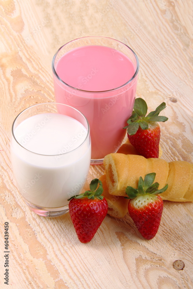 Latte e frullato di fragola con merenda Latte e frullato di fragola con merenda