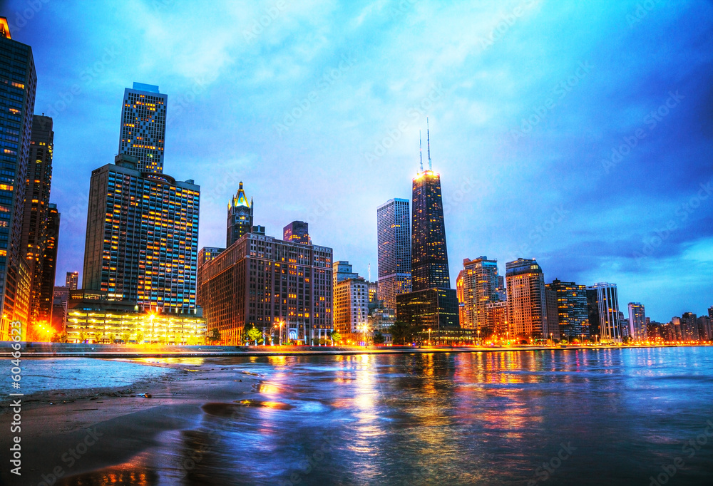 Obraz premium Śródmieście Chicago, IL o zachodzie słońca