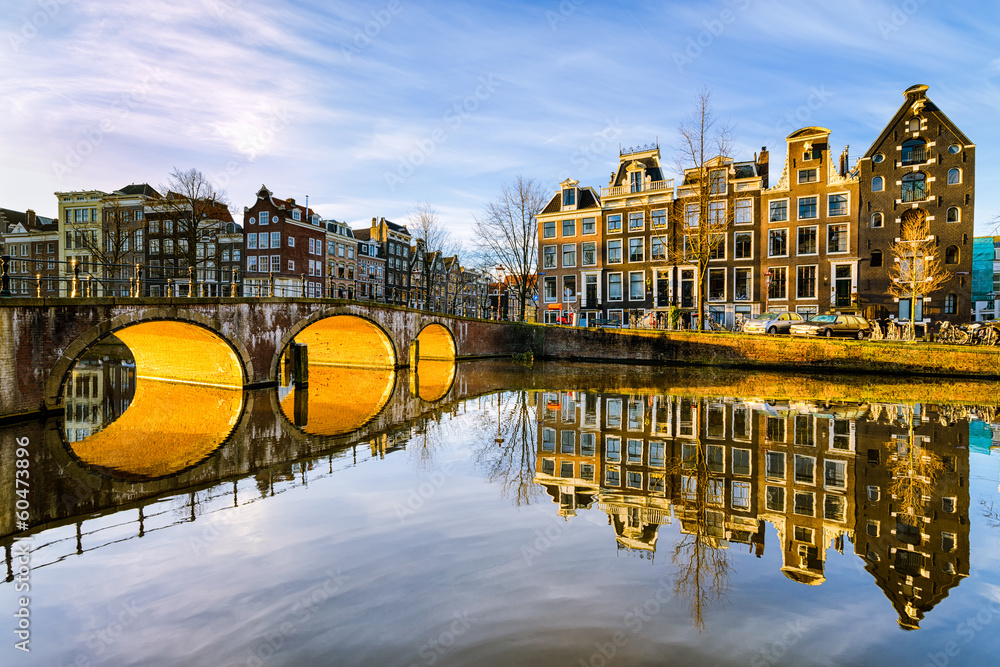 Naklejka premium Słoneczny poranek w Amsterdamie w Holandii