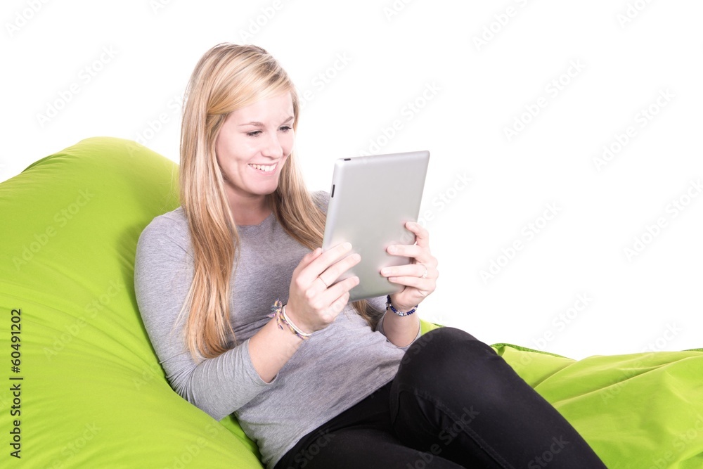 Junge Frau mit Tablet PC beim Entspannen Junge Frau mit Tablet PC beim Entspannen