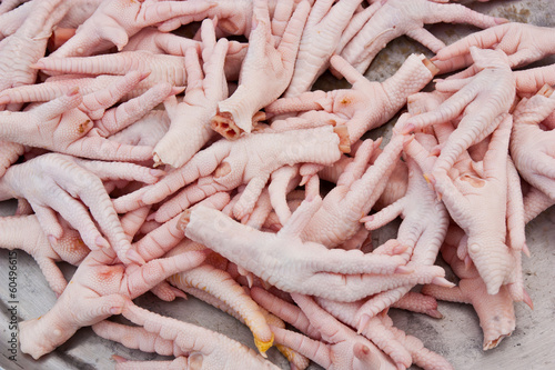 Raw chickens feet put it on the market for sale.
