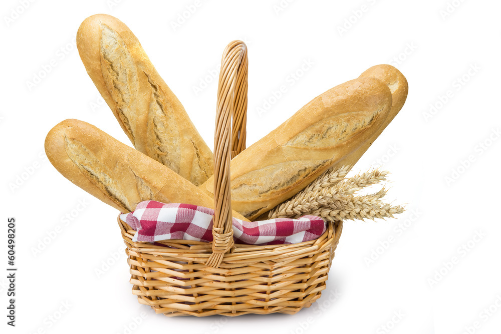 Cesta de mimbre con barras de pan aislada sobre fondo blanco