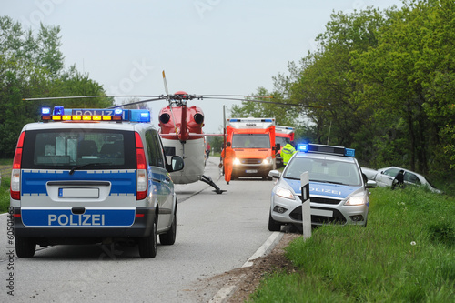 Rettungskr  fte an einer Unfallstelle