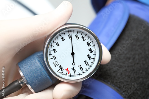 Foto Health control. Sphygmomanometer in hands.