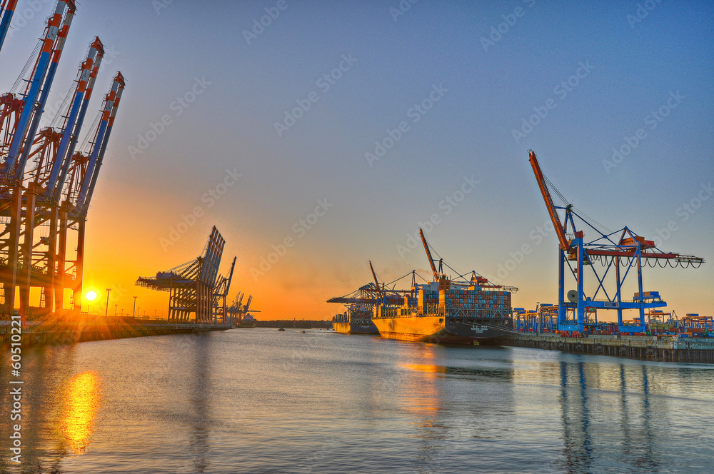 Fototapeta premium Hamburger Hafen in der Abendsonne