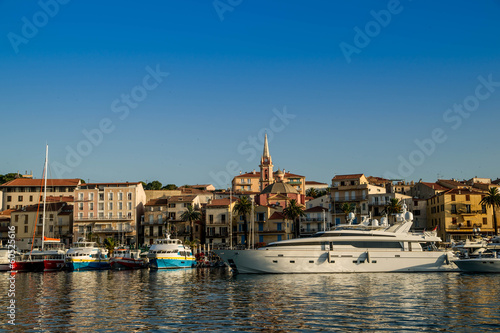 village du sud de la France en été