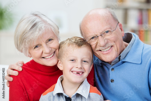 glückliche großeltern mit ihrem enkel