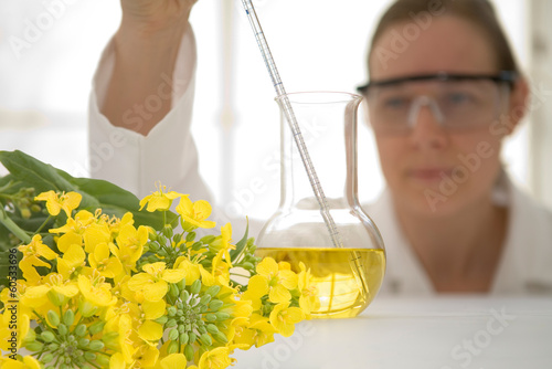 Photos Laboratory worker with beaker of vegetable oil