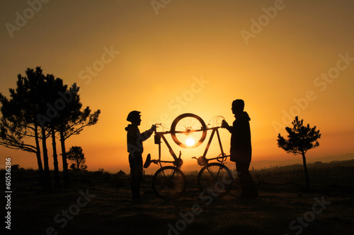 güneş doğarken bisiklet buluşması