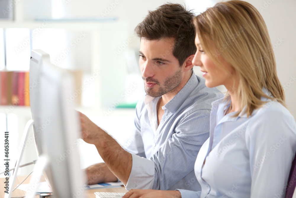 Obraz premium Workteam in office working on desktop computer