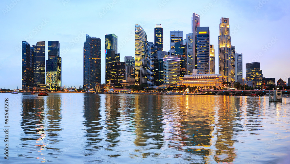 Fototapeta premium Panoramic view of Singapore at the colorful dusk