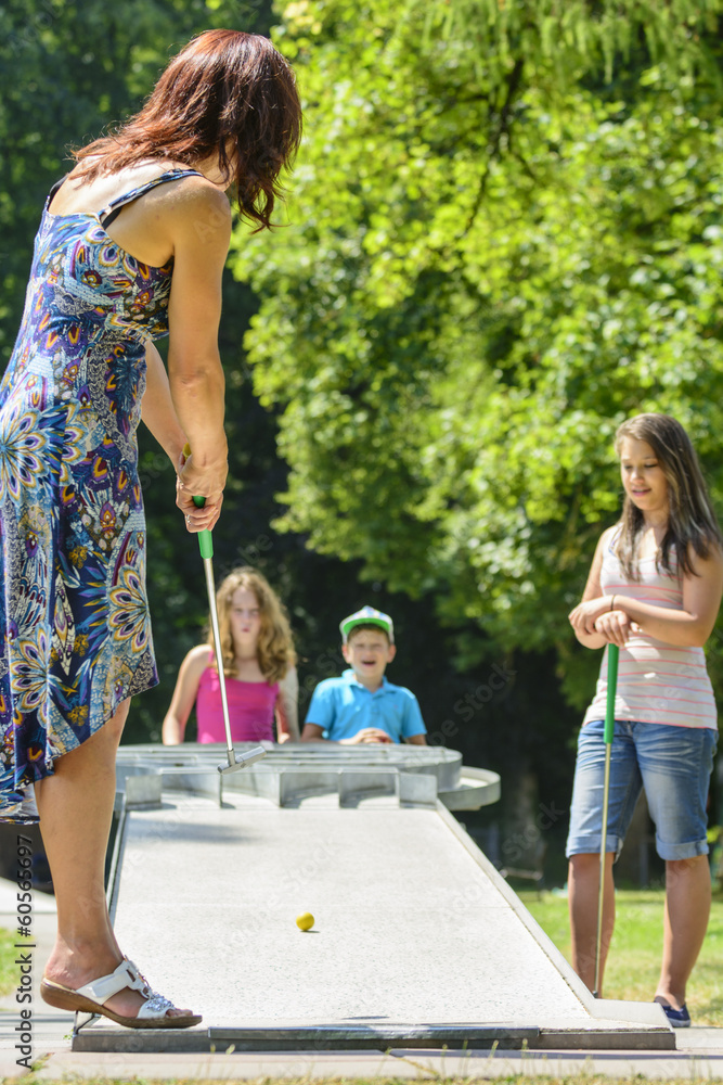 Fototapeta premium Frau beim Minigolf