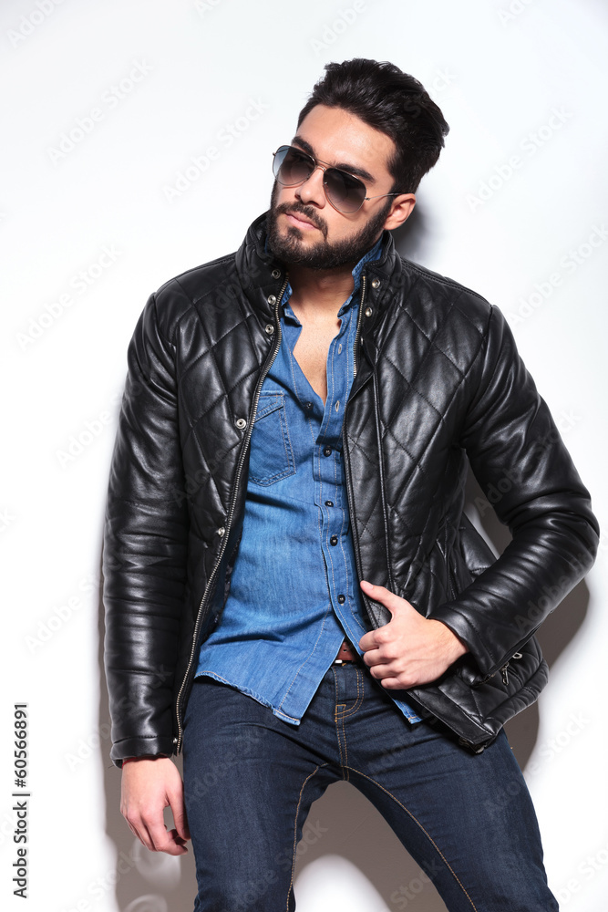 Obraz premium man in leather jacket and sunglasses looking to his side