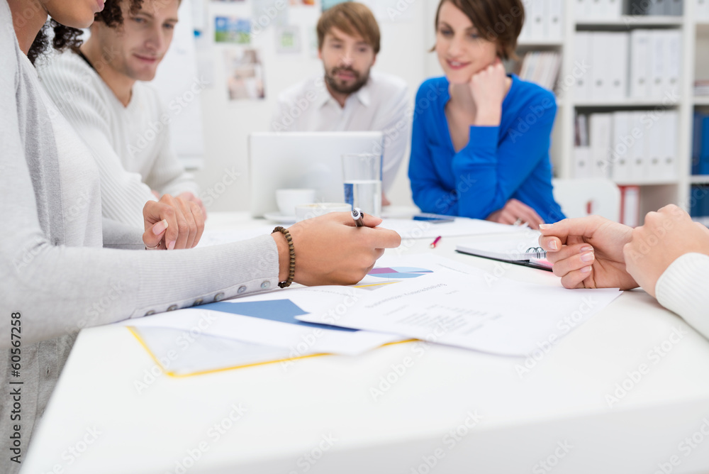 Fototapeta premium kreative junge leute in einer besprechung im büro