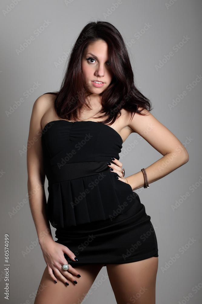 Ritratto di ragazza con vestito nero