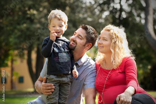Quadro su tela Young family in nature