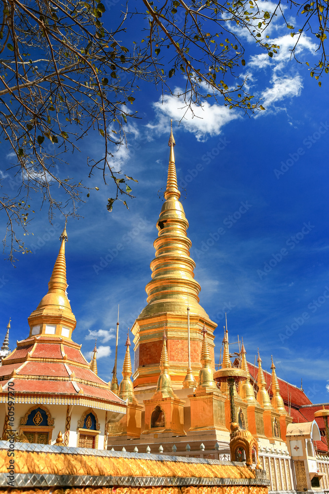 Naklejka premium Beautiful golden pagoda under deep blue sky