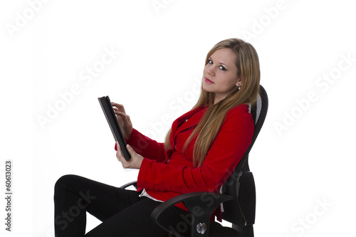 Junge Businessfrau mit Tablet-PC