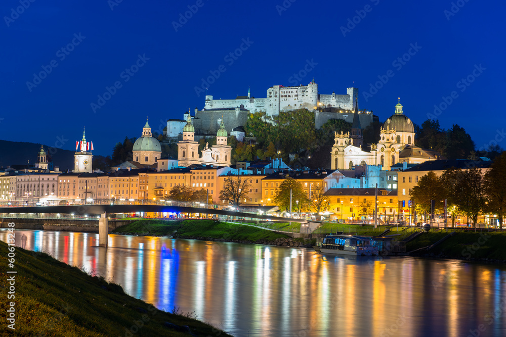 Naklejka premium Wgląd nocy starego miasta Salzburga, Austria