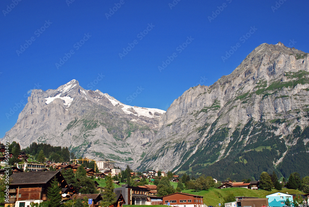 Schreckhorn und Chrinnenhorn oberhalb von Grindelwald