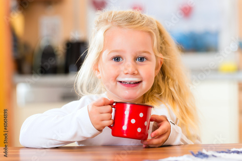 Cuadro en lienzo Mädchen trinkt Milch in der Küche