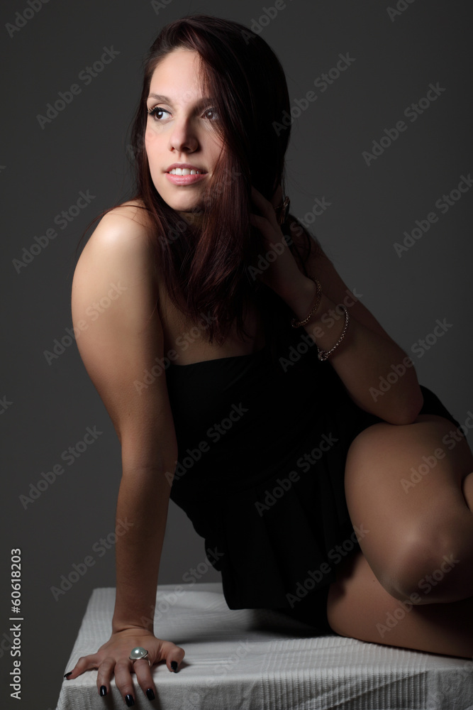 Ritratto di ragazza seduta in studio Ritratto di ragazza seduta in studio