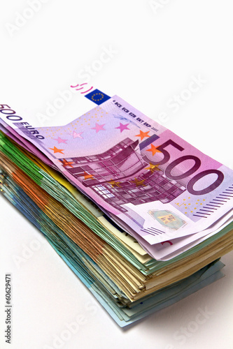 Geldstapel aus verschiedenen Euroscheinen, mit 500 Euro oben