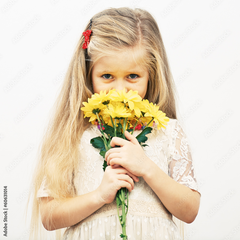 Naklejka premium Smiling Girl hold yellow flowers.
