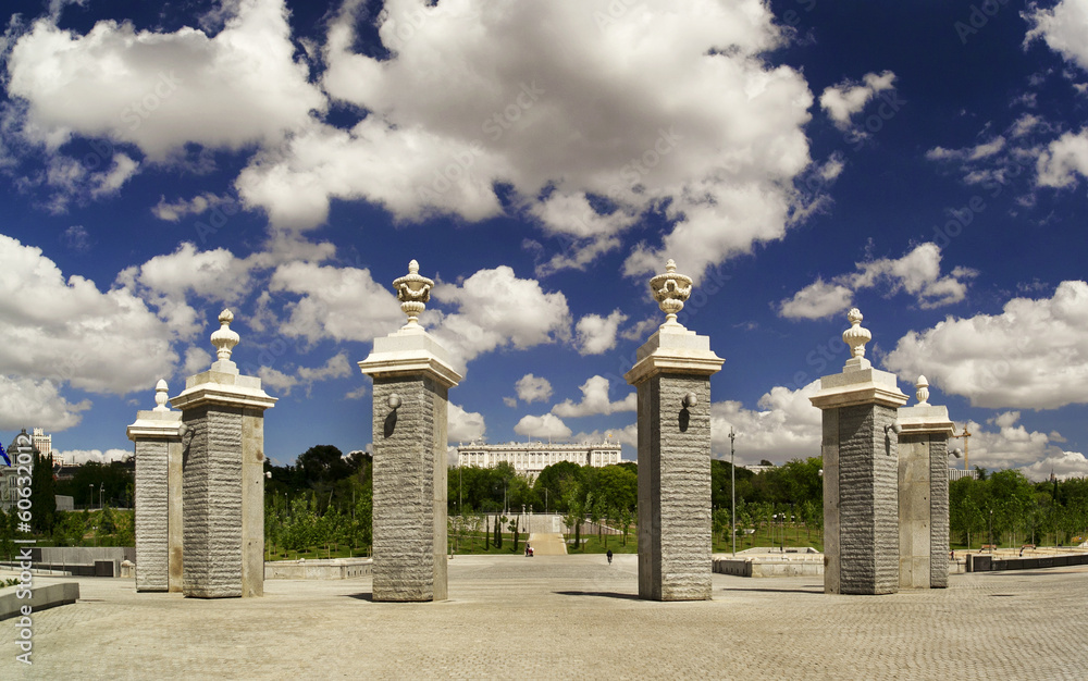 El Palacio Real de Madrid desde El Manzanares El Palacio Real de Madrid desde El Manzanares