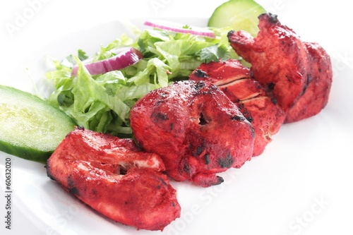 Fényképezés chicken tikka kebab with salad