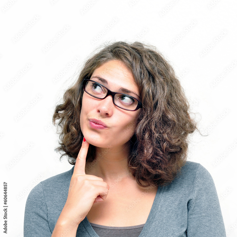 Frau mit Brillen und Locken überlegt Frau mit Brillen und Locken überlegt