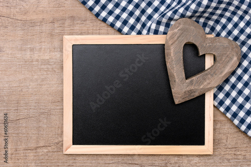 Tafel und Herz auf Tisch