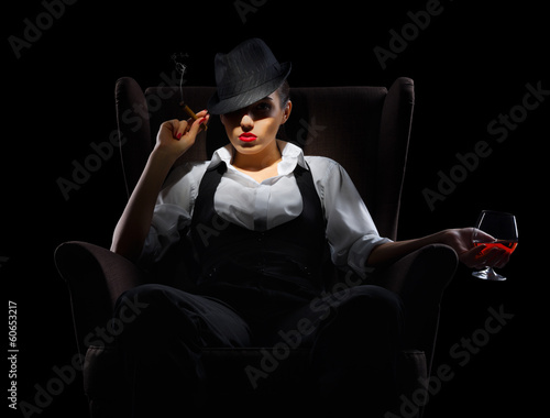 Cuadro en lienzo Mafiosi woman with cigar and cognac glass