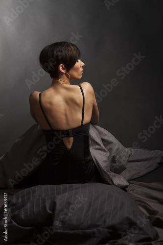 Rücken einer brünetten Frau im Bett © Bernd Jürgens