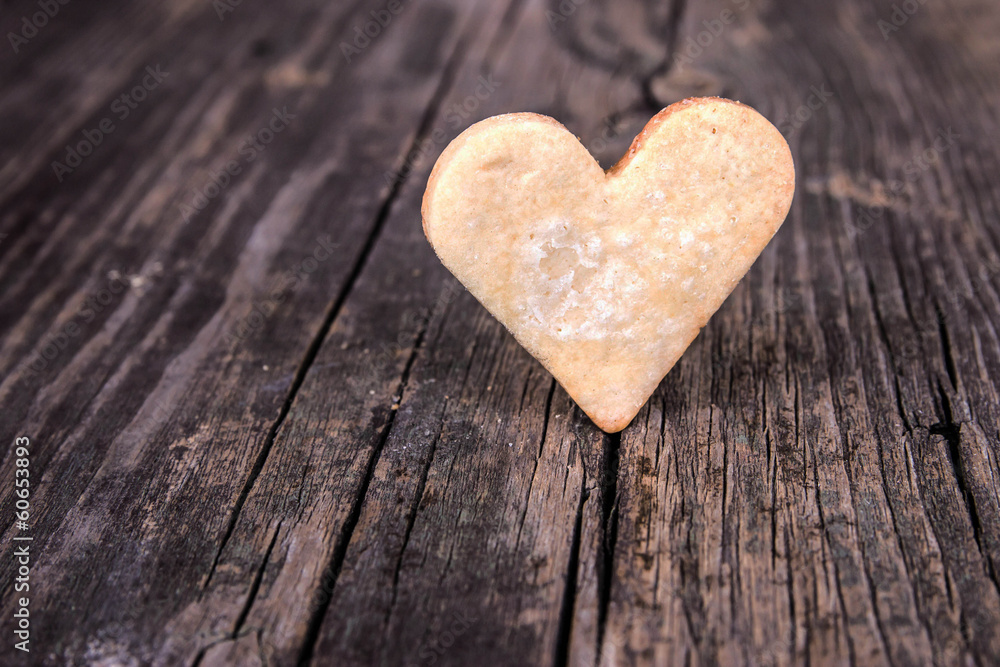 Obraz premium Heart of the cookies and the wooden background.