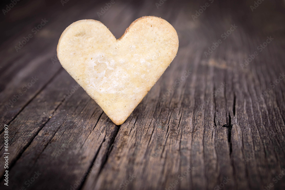 Obraz premium Heart of the cookies and the wooden background.