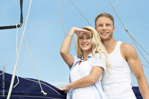 Segelsport - junges Paar auf Hochzeitsreise - Abenteuer pur