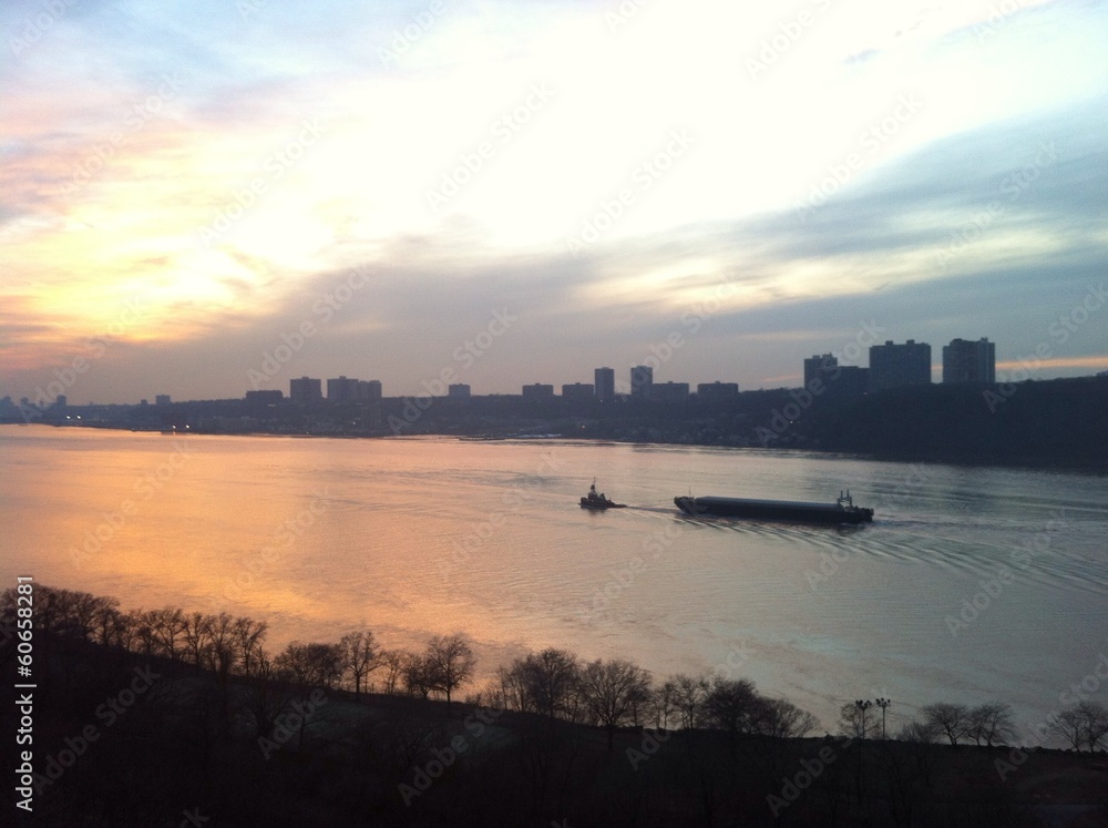 Atardecer en New York Barco remolcador en el río Hudson