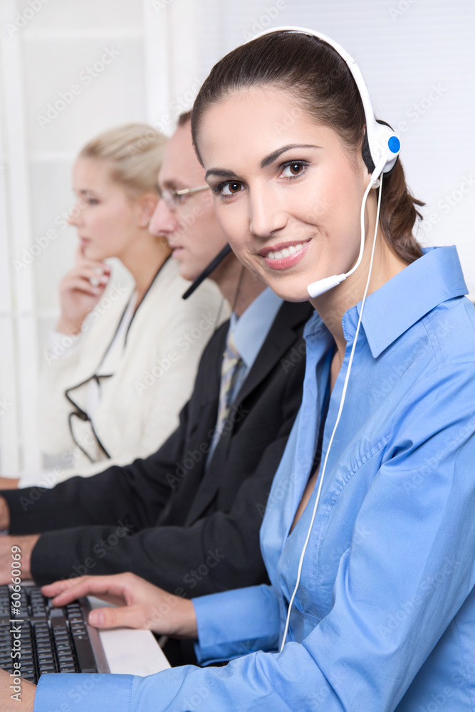 Personen in einem Callcenter mit Headset Personen in einem Callcenter mit Headset