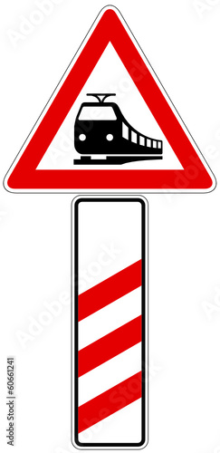 Unbeschrankter Bahnübergang mit dreistreifiger Bake