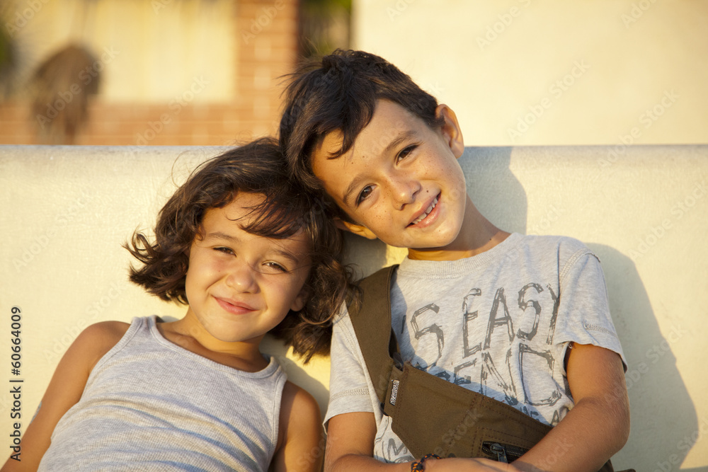 Hermanos sonriendo
