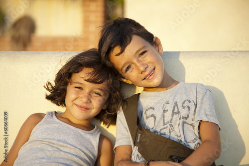 Obraz na płótnie Hermanos sonriendo w salonie