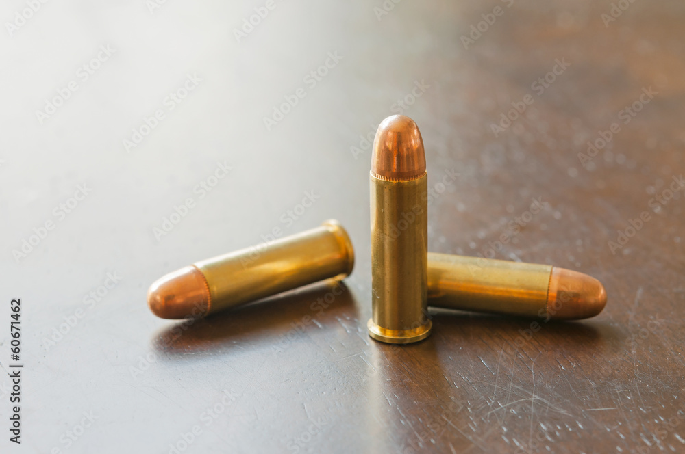 Naklejka premium 9mm bullets on table