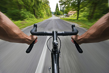 Wandcirkels Fietsen Wielrenner op landweg in zomer  © Dušan Zidar