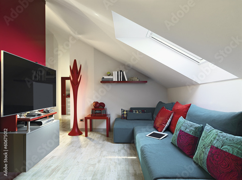 ivano blu nel soggiorno in mansarda