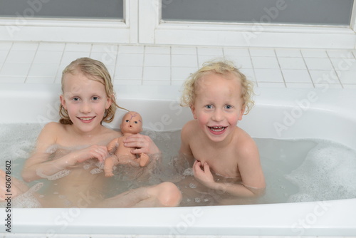 Geschwister in der Badewanne